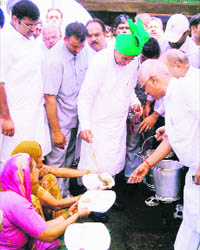 Former Chief Minister Om Prakash Chautala serves food during a community lunch organised by the INLD in Sirsa on Saturday.