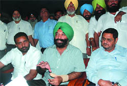 Kuldip Singh Makkar, president of the Punjab Brick Kiln Owners Asscociation, interacts with mediapersons after a state-level meeting of the Association held in Bathinda on Saturday. 