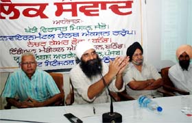 Umendra Dutt of the Kheti Virasat Mission speaking at a seminar on environmental toxicity in Bathinda