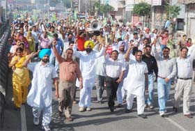 Backed by various farmer unions, ETT activists take out a protest march in support of their demands in Bathinda