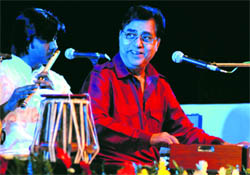 Renowned ghazal singer Jagjeet Singh performs at the Tagore Theatre in Chandigarh on Sunday