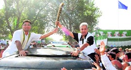 HOA president PV Rathee and MP Ashok Tanwar hold the Queens Baton on its arrival at Chautala village in Sirsa on Sunday.