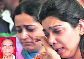Relatives of freedom fighter Dr Ram Parkash Dang (inset) mourn his death during his cremation in Ludhiana