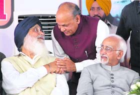 Vice-President Hamid Ansari (extreme right) along with Punjab Chief Minister Parkash Singh Badal and Himachal Pradesh Chief Minister Prem Kumar Dhumal during the Shaheed Parivar Fund organised by the Hind Samachar Group, in Jalandhar