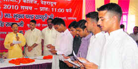 Former Chief Minister BC Khanduri administers oath to new office-bearers of the DBS College Student Council in Dehradun on Monday.