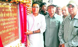 Haryana Minister for PWD and Public Health Randeep Singh Surjewala inaugurates Rajiv Seva Kendra in Kaithal.