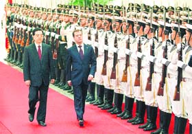 Russian President Dmitry Medvedev and his Chinese counterpart Hu Jintao inspect a guard of honour during a welcome ceremony at the Great Hall of the People in Beijing