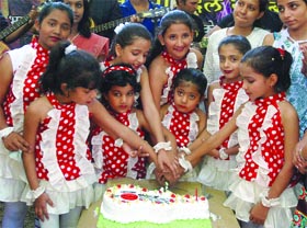 Children celebrate the 81st birthday of iconic singer Lata Mangeshkar at Jantar Mantar in New Delhi on Tuesday.