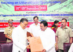 CM Ramesh Pokhriyal Nishank presents a memento to the Lieut-Governor of Goa, Lieut-Gen MM Lakhera (retd), at a seminar in Dehradun 