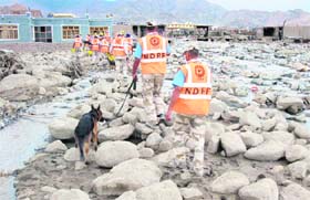 Security personnel search for bodies in the Chaoghlamsar area of Leh