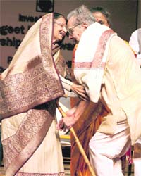 President Pratibha Patil exchanges greetings with Akademi Fellow Shreeram Lagoo after presenting him the Sangeet Natak Akademi Award, 2009, in New Delhi