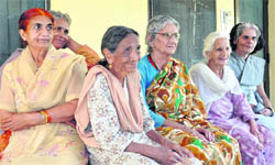 Old women at the Vanprasth Ashram in Dehradun 