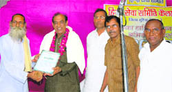 Halchal Haryanavi receives the Hindi Sewa Samman at a function in Madhya Pradesh. 