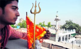 A mosque and a temple stand next to each other at Kidwai Nagar in Ludhiana.