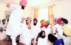 SAD leaders exchange blows during a meeting at Gurdwara Dukh Nivaran Sahib in Patiala on Friday