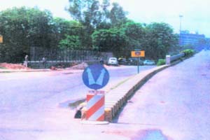 A traffic sign on a Delhi road that makes no sense