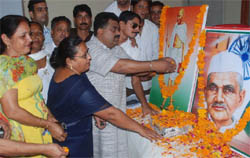 Congress workers paying floral tributes to the two leaders.