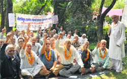 Retired state pensioners stage a dharna at the Ghandhi Park in Dehradun 