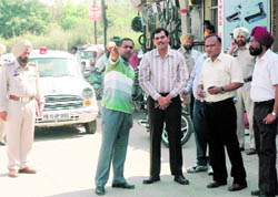 MC Commissioner AK Sinha and Commissioner of Police Ishwar Singh chalk out a traffic management plan in Ludhiana on Saturday