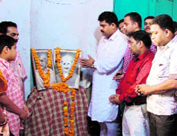 Tributes being paid to Mahatma Gandhi and Lal Bahadur Shastri in Ludhiana on Saturday