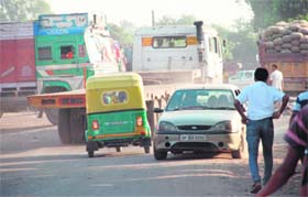 Haphazardly moving vehicles at Daria near the Chandigarh railway station