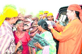 Philanthropists distribute blankets among flood-hit people in Haridwar