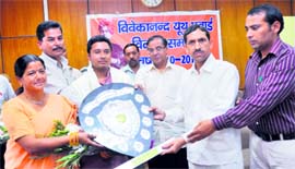 Subhash Barthwall, Vice-Chairman of the Rajya Yuva Kalyan Parishad, presents Vivekanand Youth Award in Dehradun on Monday.