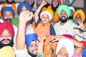 Members of the Bir Khalsa Dal being welcomed at the Ludhiana railway station