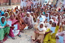 Activists of Punjab Khet Mazdoor Union staging a protest outside the Mini-secretariat in Bathinda 