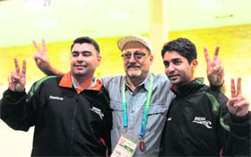 Bindra (R) and Narang (L) pose with coach Lapidus