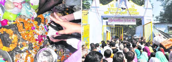 Devotees perform rituals on the last day of shradh; and (below) thousands line up at the Narayani Shilla in Devpura, Haridwar