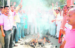 Members of the Bharatiya Janata Yuva Morcha burn an effigy of Congress General Secretary Rahul Gandhi in Dehradun on Thursday