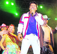 Bollywood singer Shaan performs at the shopping festival in Gurgaon. 