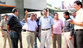Rajender Kataria (second from left), Gurgaon deputy commissioner, and Nitin Yadav, HUDA administrator, inspect a service lane along the MG Road in Gurgaon.