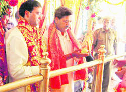 Kangra SDM DC Rana (L) along with Deputy Commissioner RS Gupta offer prayers at Chamunda Devi temple