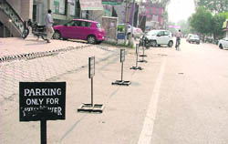 A board that says parking allowed only for visitors to a particular commercial complex in Ludhiana. 