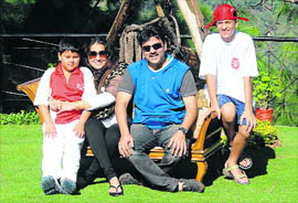 Manoj Prabhakar with his family 