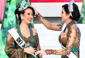 Miss Universe 2010 Ximena Navarrete of Mexico (right) congratulates the winner of Miss Indonesia pageant 2010 Nadine Alexandra Dewi Ames during the final of the contest in Jakarta on Friday.