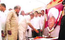 Chief Minister BS Hooda pays floral tributes to Rizak Ram on his 12th death anniversary at Sonepat.