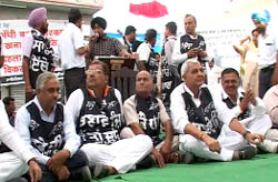 BJP MLA from Fazilka Surjeet Jiyani along with his arch-rival and ex-MLA Mohinder Kumar Rinwa of Congress sitting on a dharna at the Malout Chowk in Fazilka on Sunday.