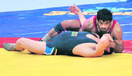 Sushil Kumar pins down South Africas Heinrich Barnes in the 66-kg free-style category wrestling event. Sushil won gold.