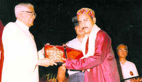Painter Vijay Sharma receives National Award from the then President R. Venkataraman in 1990.