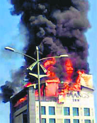 Luxury hotel Vihang's Inn on fire in Thane on Tuesday. More than a dozen fire tenders were rushed to the spot to douse the blaze that engulfed the 10-storeyed building owned by Shiv Sena legislator Pratap Sarnaik. No casualties have been reported