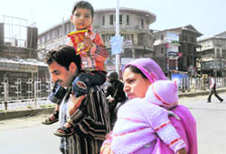 A couple in search of transport in Srinagar 