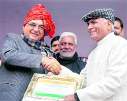Dev Raj Sirohiwal being honoured by the Chief Minister at a function in Jind.