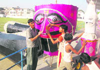 Effigies being erected for Dasehra in Roorkee.
