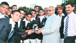 Uttarakhand Assembly Speaker Harbans Kapoor gives away the overall trophy to Ranjit Section of the RIMC in Dehradun