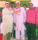 Congress leader Dhirendra Pratap garlands Haj pilgrims from Uttarakhand. 