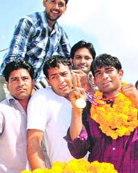 Commonwealth Games boxing gold medallist Paramjeet Samota gets a warm welcome at Bhiwanis Rohtak Gate