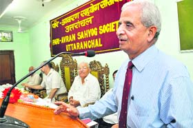 Lt Gen OP Kaushik (retd) delivers a talk in Dehradun